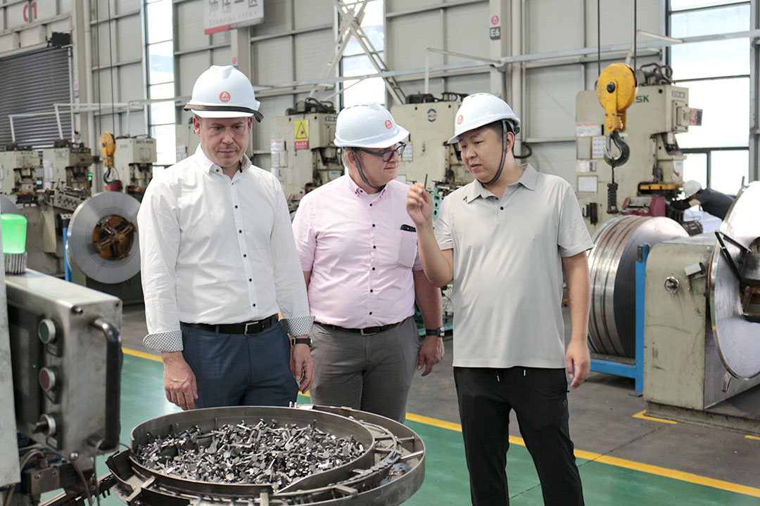 Hilti representatives tour AOJIA's production workshop and discuss manufacturing processes